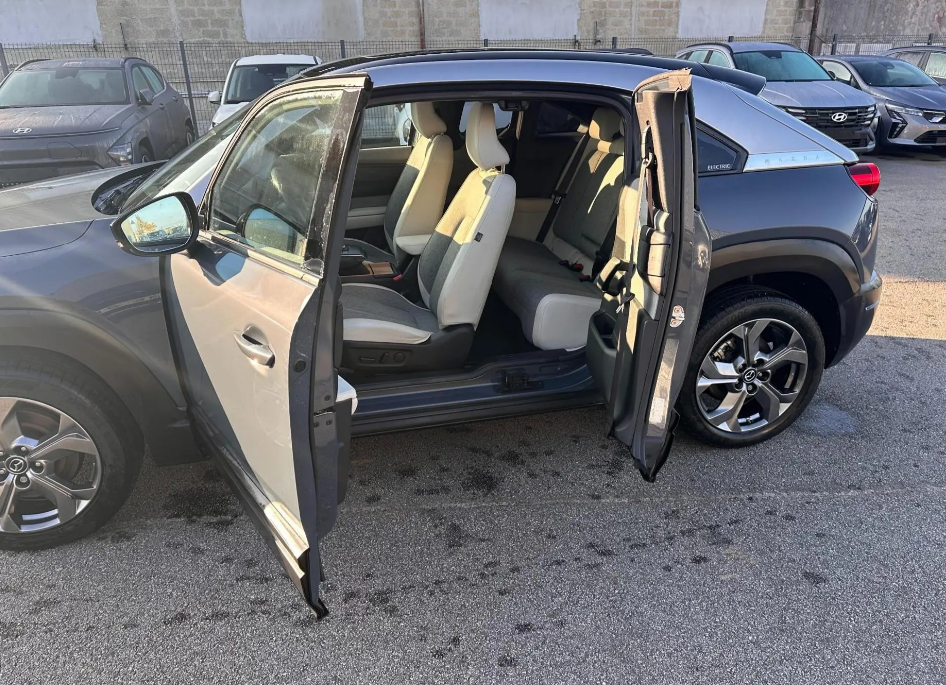 
								Mazda MX-30 Modern Confidence e-Skyactiv full									