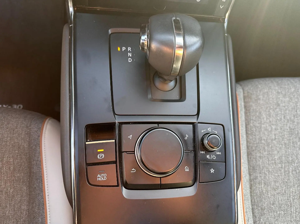 
								Mazda MX-30 Modern Confidence e-Skyactiv full									