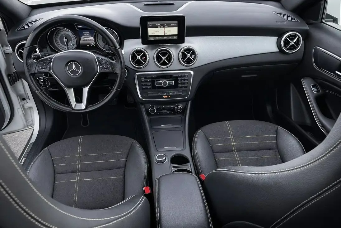 
								MERCEDES GLA (2) 180 D SENSATION 7G-DCT full									
